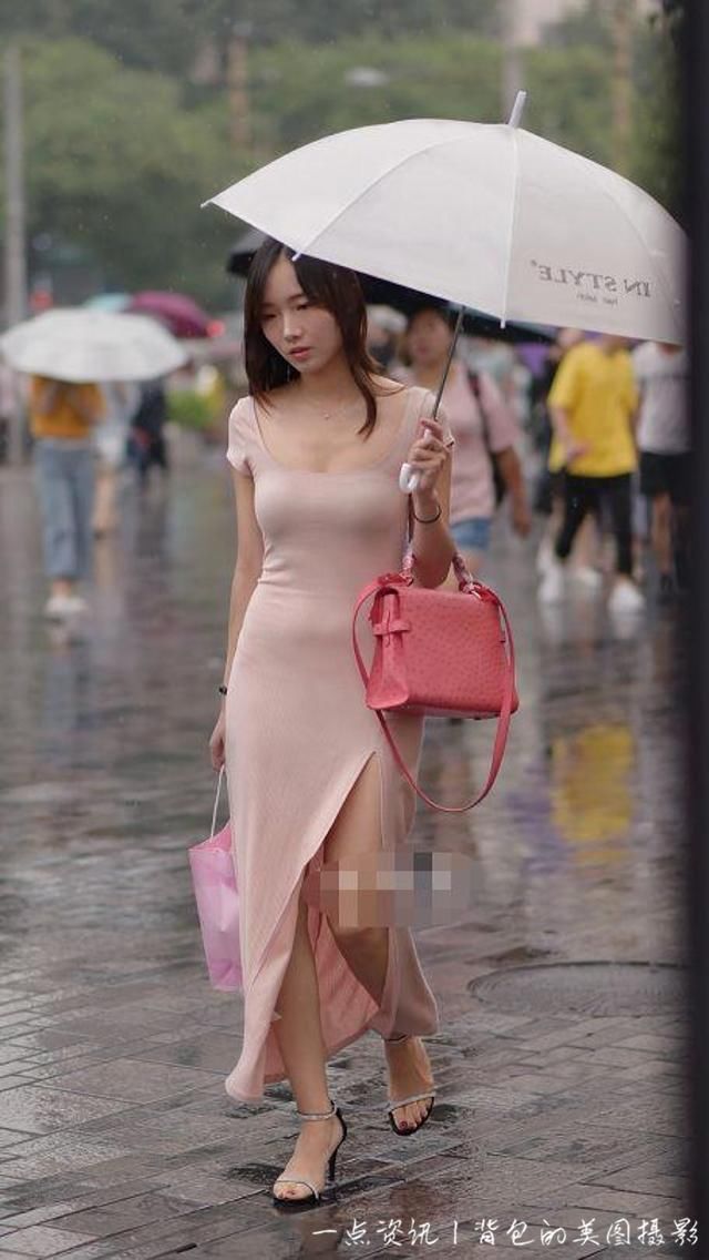 路人街拍,小姐姐打着伞漫步在雨中,满满的女人味
