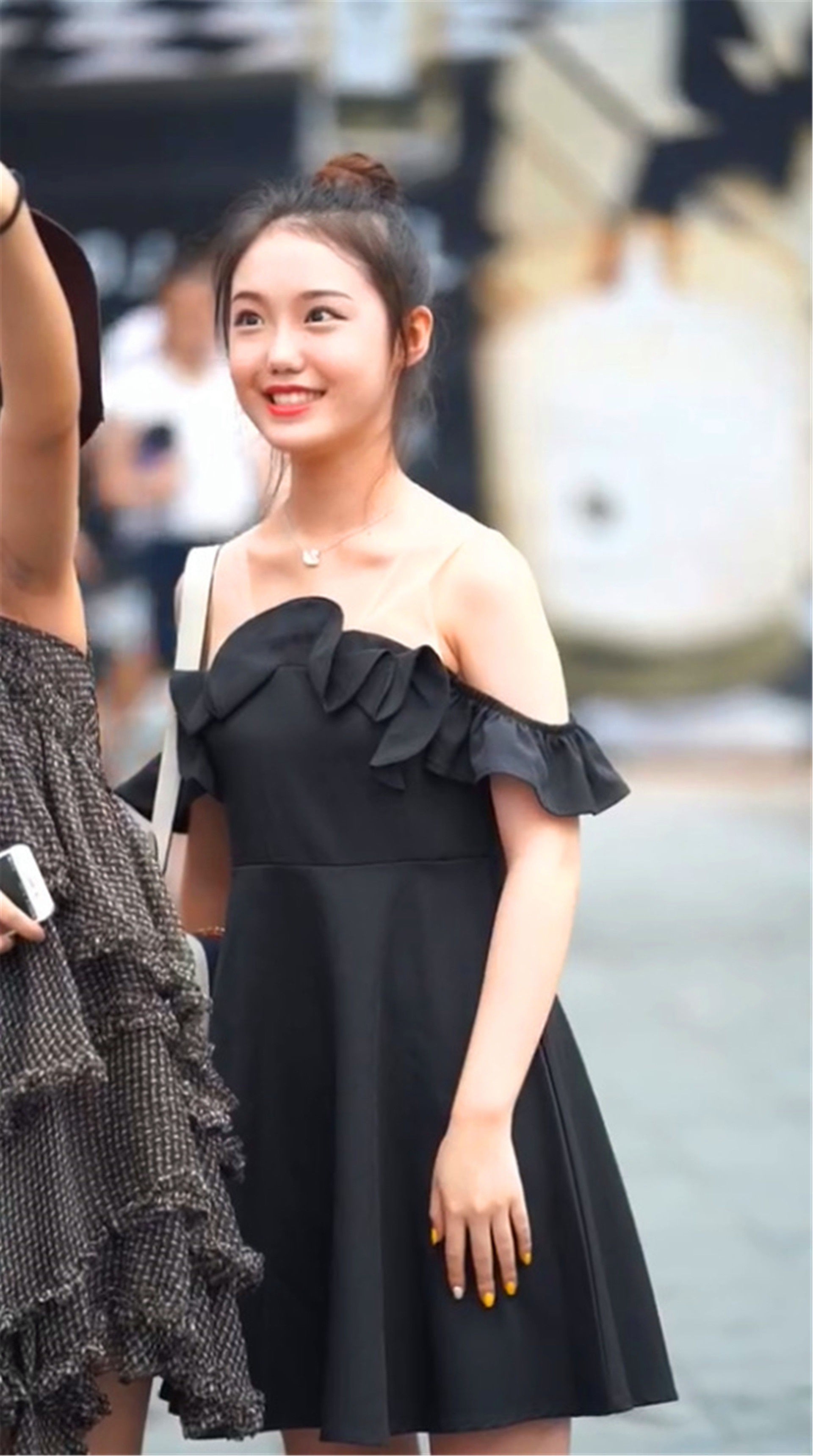 街拍:最后一位美女衣不遮体，和她一起逛街是种“折磨”!