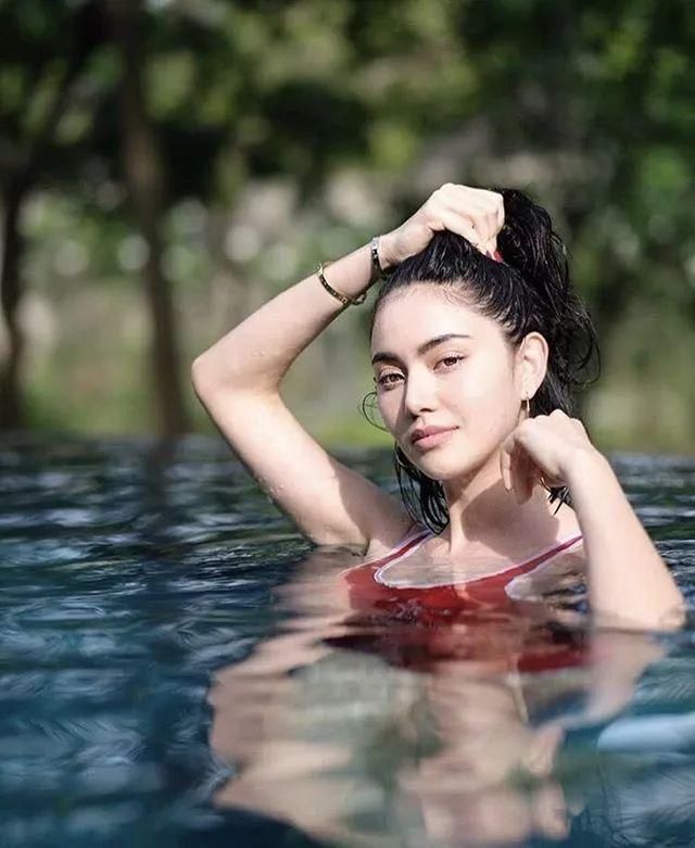 性感的泳衣才是这个夏天的标配