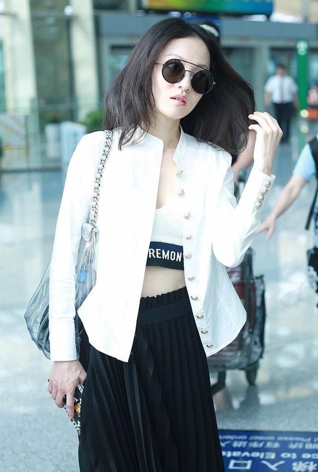 尴尬！好端端一个正宫旗袍裙，让张韶涵穿出了夜店风？