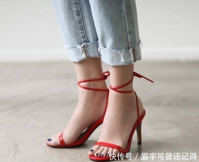 #舒适#高跟凉鞋露出性感的脚趾,女人美丽又时尚