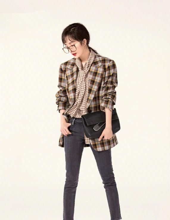 杨幂玩下身失踪,灰色卫衣刚好遮住屁股,网友:真正的“漫画腿”