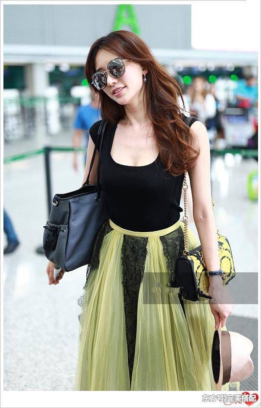 看了张雪迎的小背心，再看看林志玲，才知道少女和熟女差距有多大