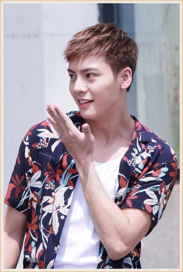 没陈伟霆少年感真别穿印花衬衫，像张翰一样穿成油腻大叔就尴尬了