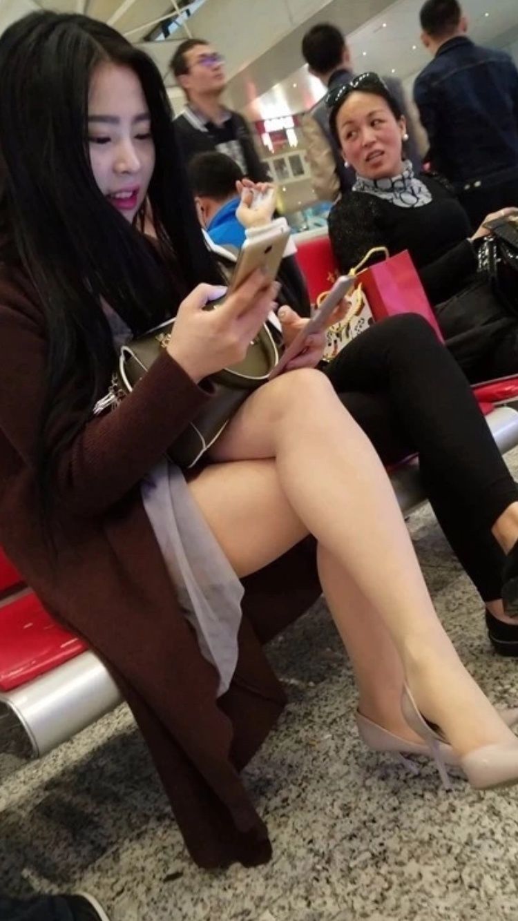 性感街拍丨候车室的丰满美女，一直拿嘴巴咬手机?!