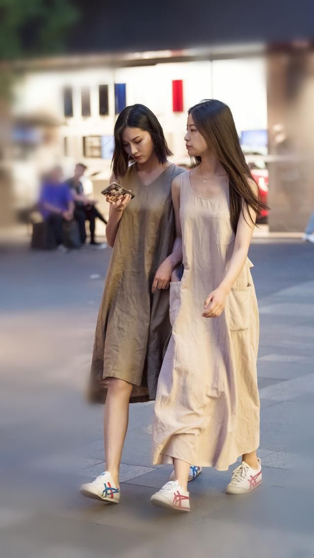 路人街拍，优雅的穿搭加上大方的气质，让你美出一片天堂