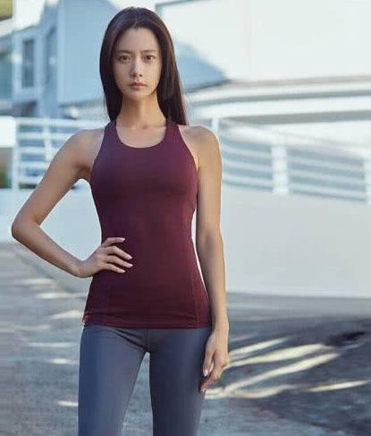 气质健身小姐姐，身穿单薄运动装裹出丰腴的臀线，女神范儿十足吸