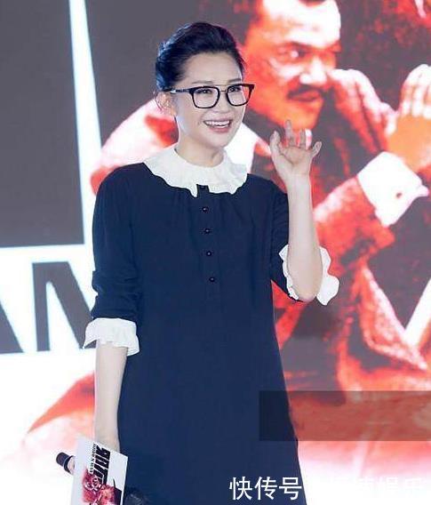 看了许晴的娃娃领，再看看关晓彤的，网友：装嫩和真嫩一目了然