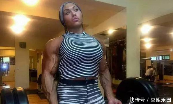 实拍俄罗斯一女子身材强壮，甚至比普通男子都要肌肉健硕