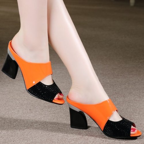 过30的女人，不要穿小白鞋了，穿高跟凉鞋，释放你的女人味