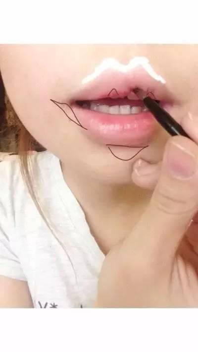 这位女子化妆后，竟连亲妈都认不出！