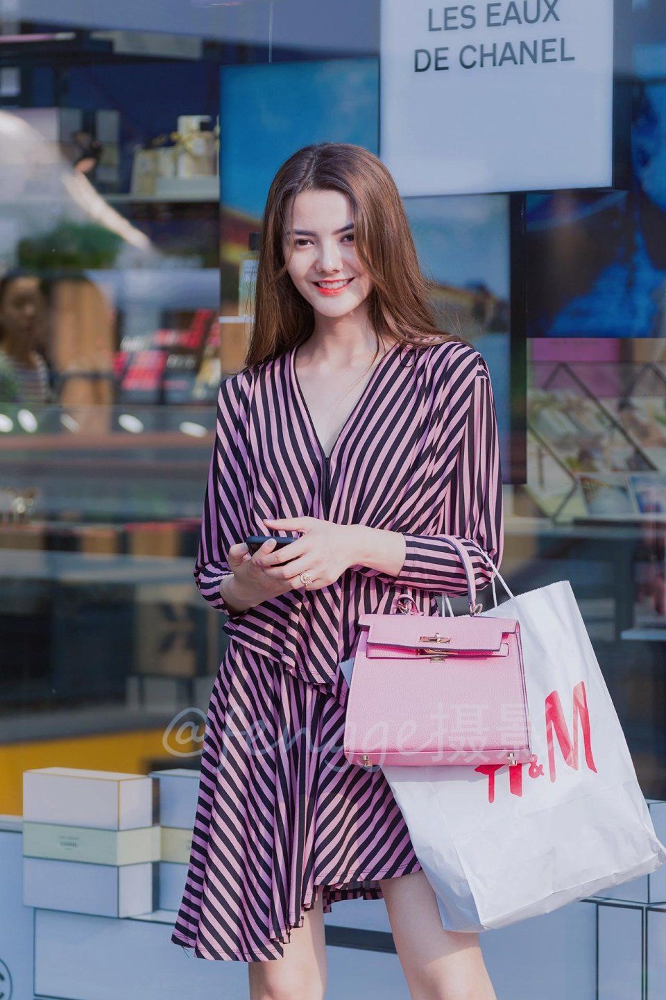 街拍:三里屯来了个美丽的少数民族姑娘