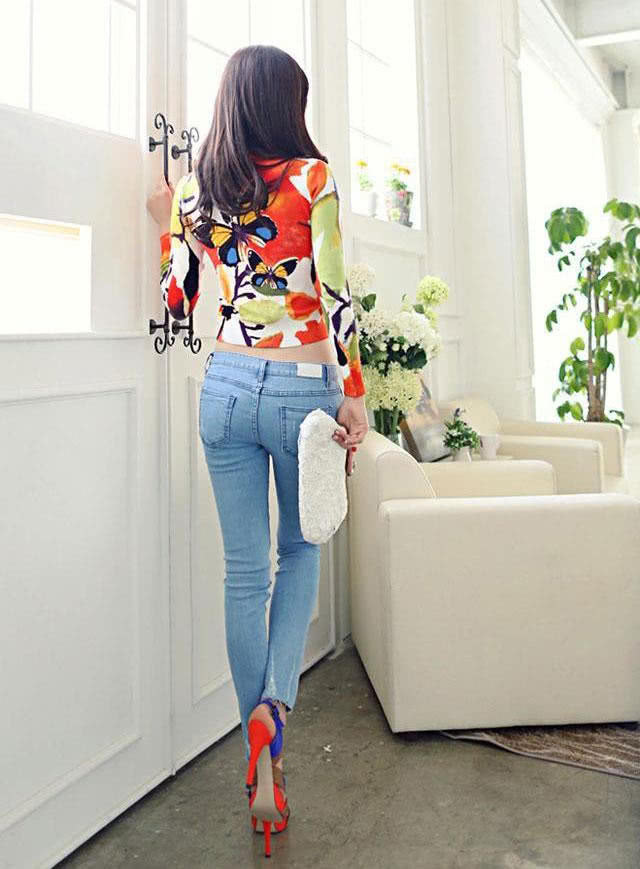 紧身裤时尚感十足，特别修身显瘦的版型，让你美的不同