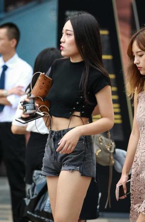 街拍：闺蜜一起逛街，短裤和连衣裙各有千秋，十分的妩媚迷人！