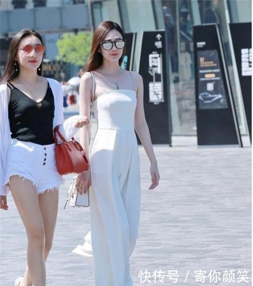  『善意』街拍：唯美动人的小美女，红色善意搭配米色半身裙，美丽又大方
