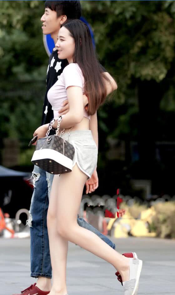 成熟小姐姐穿着运动裤包裹珠圆玉润小翘臀，十分吸睛