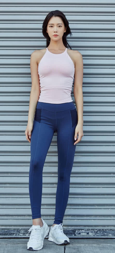 日系轻熟女紧身裤秀出饱满浑圆曲线，清纯长相优雅的身姿酷似某明