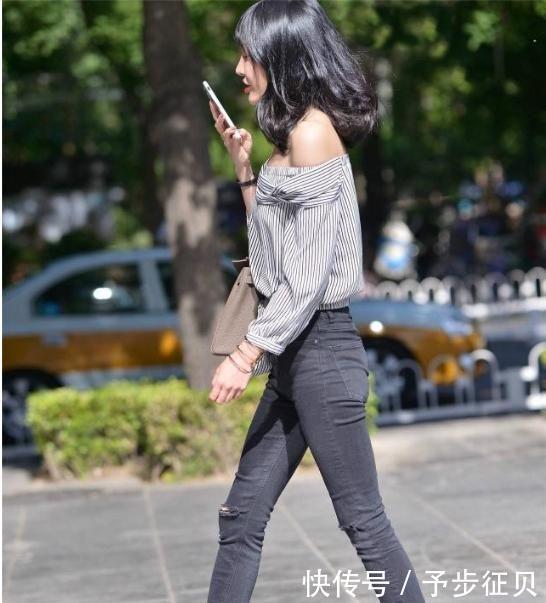 「气质」街拍:拨弄头发的美女,一袭大红色连衣裙,更显肤白貌美的气质
