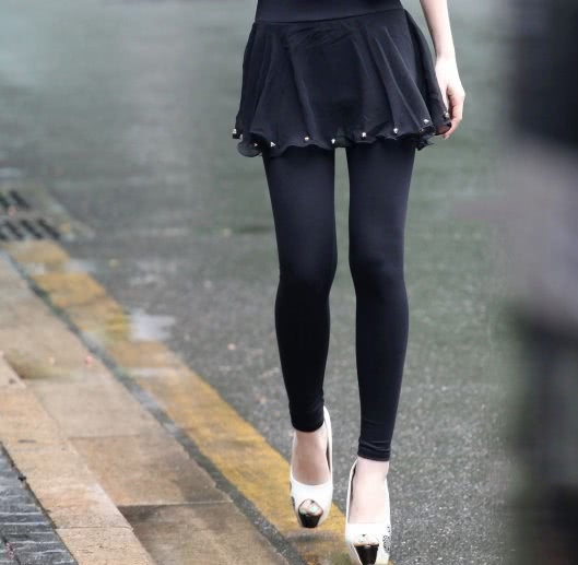 气质小姐姐的紧身裤穿出时尚感,瘦成纸片人,看起来好像洋娃娃