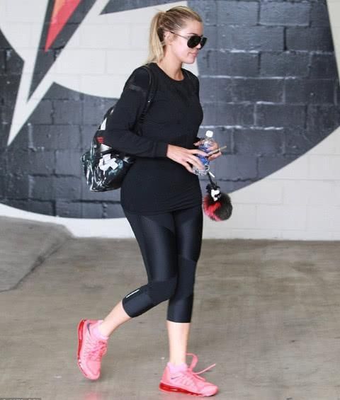 卡戴珊穿上瑜伽裤，膀大腰圆双腿粗，网友:感觉有200斤!