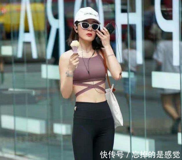 打底裤搭配粉色上衣，减龄了至少10岁，美少女就该这么穿！