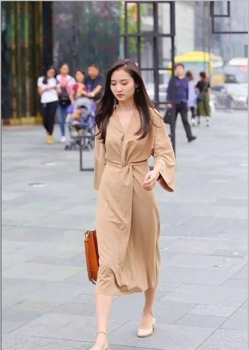  性感■路人街拍，小姐姐脚踩黑色过膝的高跟鞋，给人一种很性感的感觉