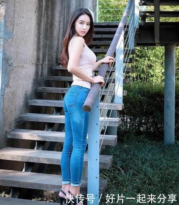 街拍：温柔又带着性感魅力的美女，性感凹凸面容俊美性感！