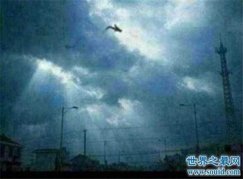 卫星拍到的真龙凤凰，其实只是冰川山脉形状像龙