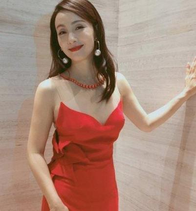 50岁的金星厉害了！挑战赵薇陶虹同穿波点裙，网友：到底谁赢了