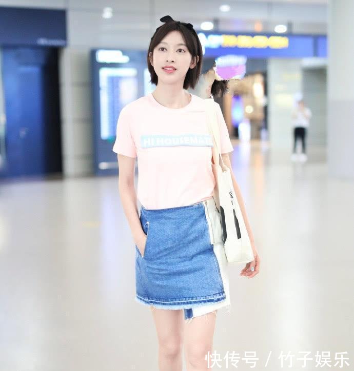 张俪还真厉害! 穿衬衫把丝巾当领带系, 不仅不丑还意外的时髦!