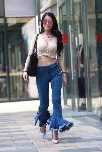 一条粉色的短裤，配上那双银色的盘丝状高跟鞋，更加时尚大方