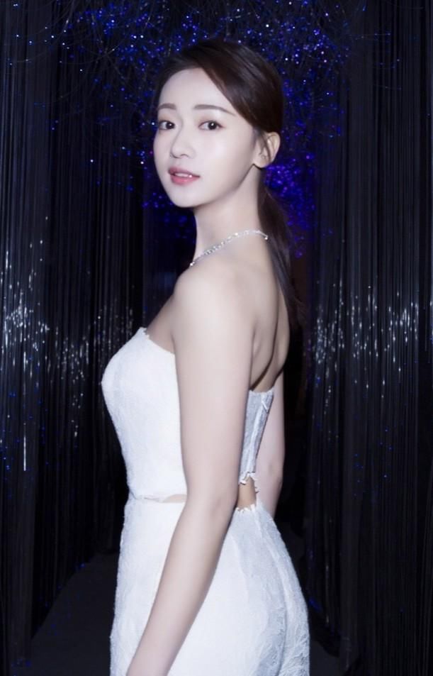 吴谨言穿抹胸连衣裤大显女人味，没想到88斤也有这么好的身材!