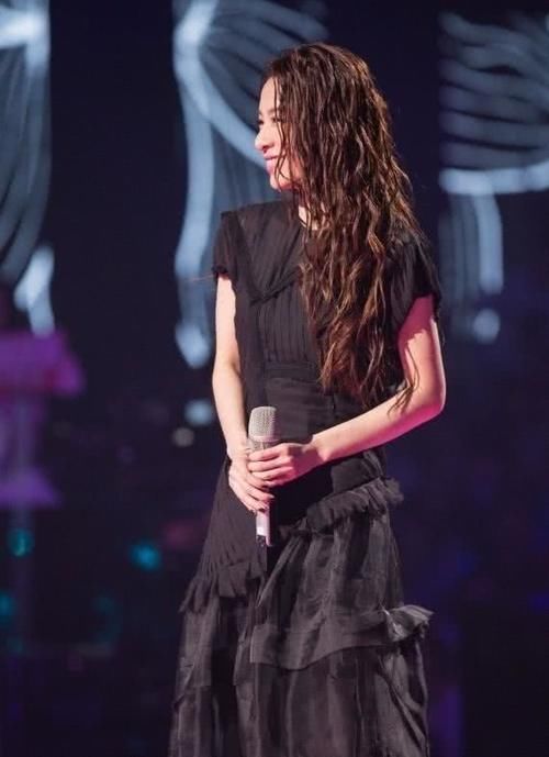 田馥甄一双“砖头鞋”就增高20厘米，怪不得1米6变成1米8！