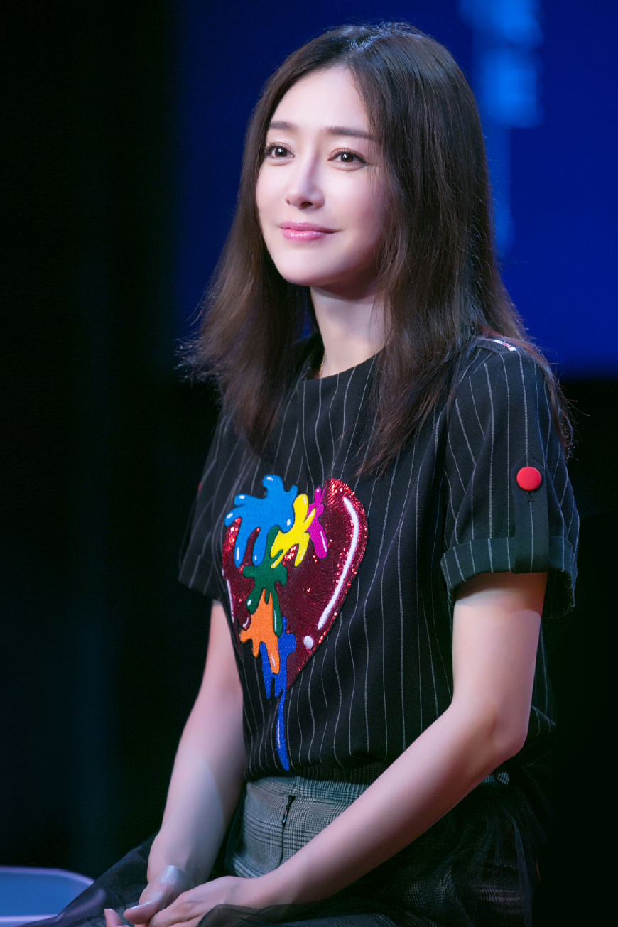 37岁秦岚太惊艳了！一袭黑色长裙配红唇，网友：性感与气场兼得