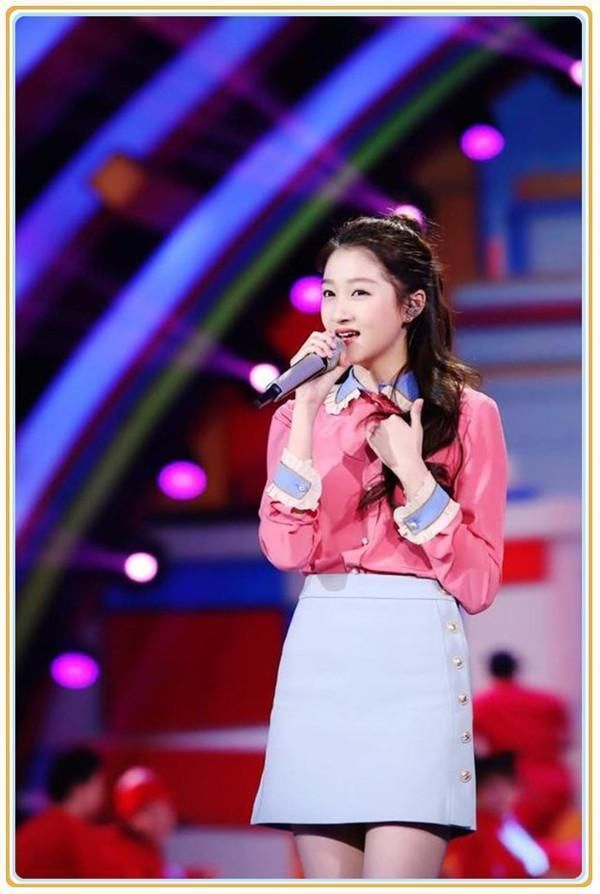 佩服惠英红！58岁轻松驾驭娃娃领衬衫，撞上20岁关晓彤也一点没输