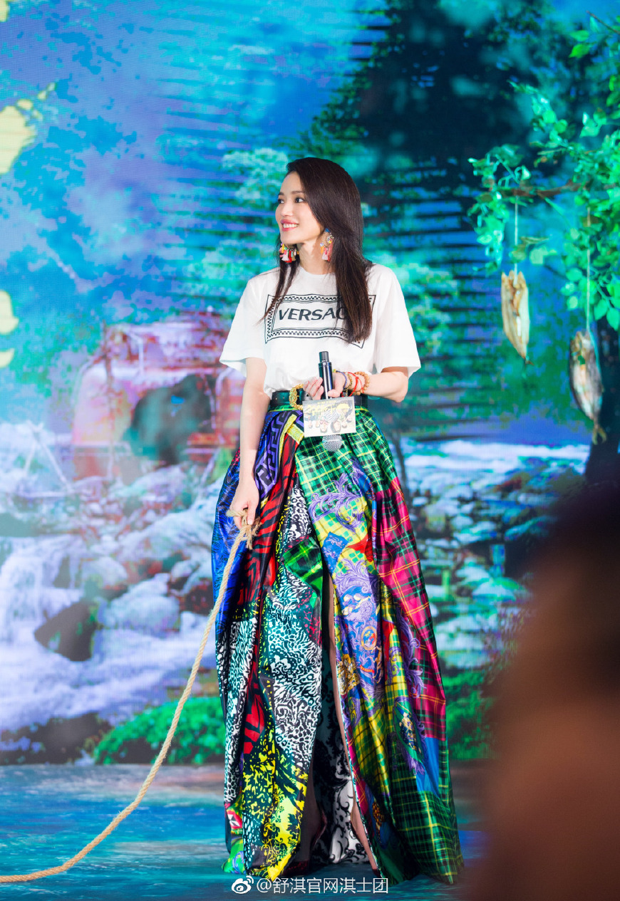 舒淇太厉害了！仅穿了一块绸缎就现身活动，网友：身材好就是任性