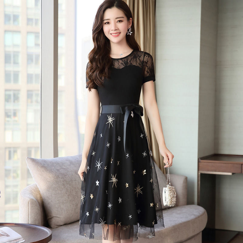 系带连衣裙洋气又减龄，蕾丝材质高档又性感，配高跟鞋显高显气质