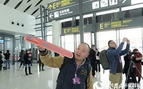  #人民网#人民网网友试乘地铁新线 车站便利智能获赞