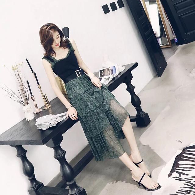 风华绝代御姐，露肩低领长裙穿搭，飘逸又女人味十足！