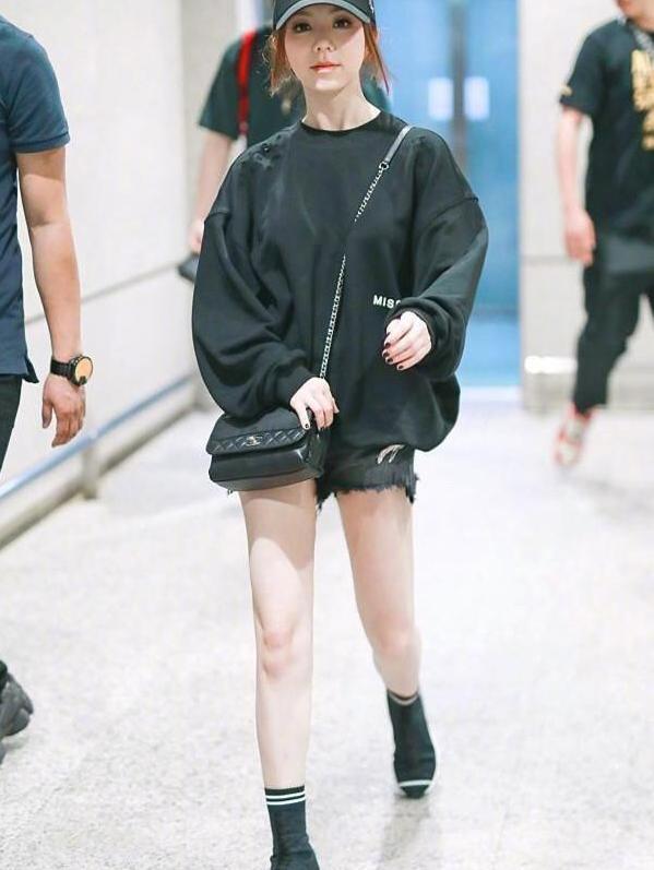 邓紫棋瘦出新高度, 穿牛仔短裤腿长一米八, 无修图照样惊艳!