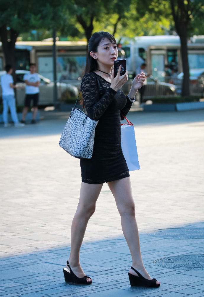 街拍路人，夏天再炎热也挡不住美女们追赶时尚潮流的脚步