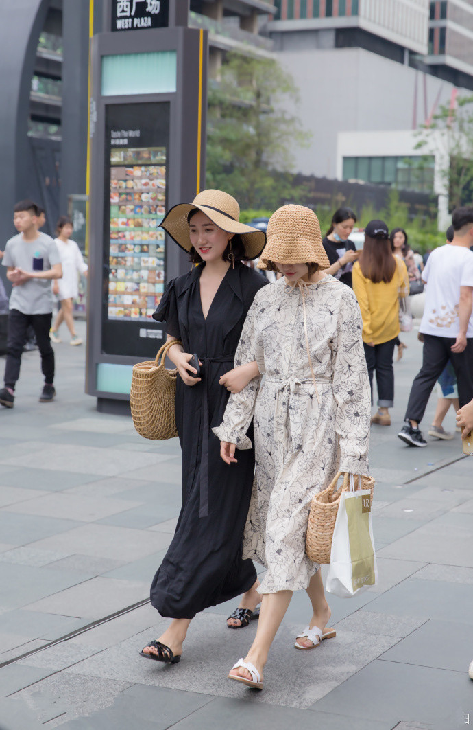 时尚街拍：成都街拍，经久不衰的时尚元素，或优雅或浪漫，总是那