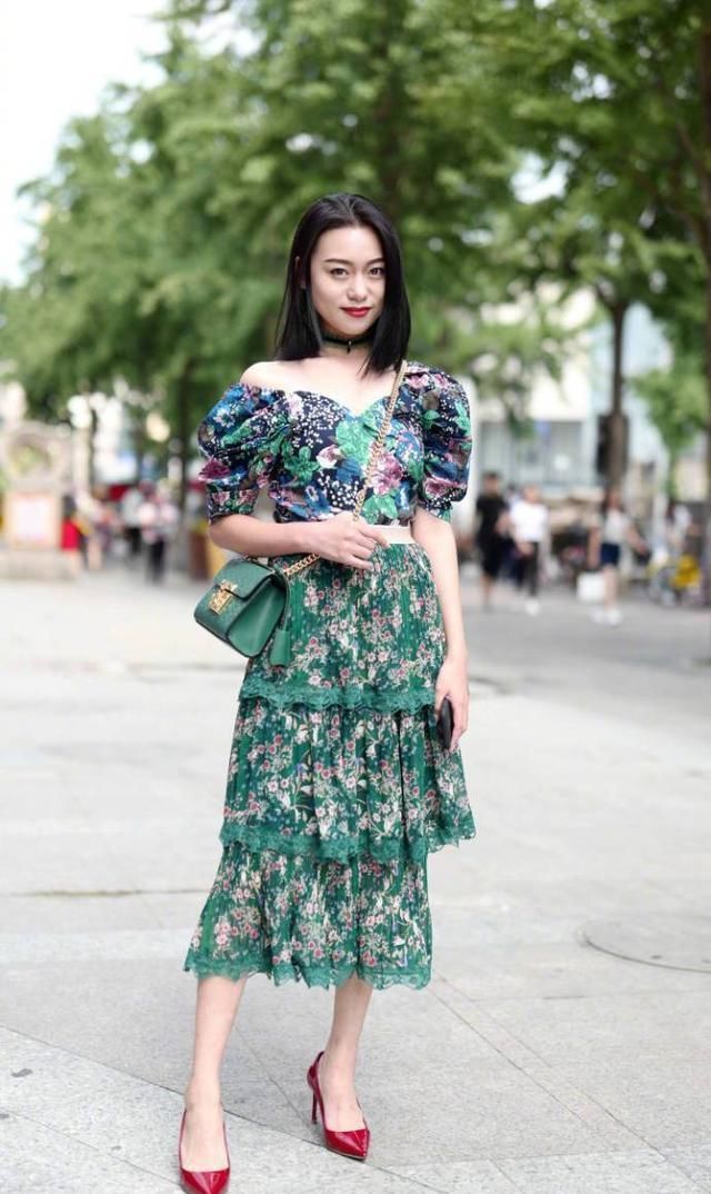  [再配]街拍美女穿短裤，露出大长腿，再配上性感高跟鞋，太时尚