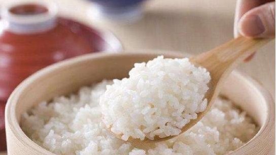  加水■蒸米饭时，别傻傻的只知道加水，换成这“4样”，出锅就被扫光！