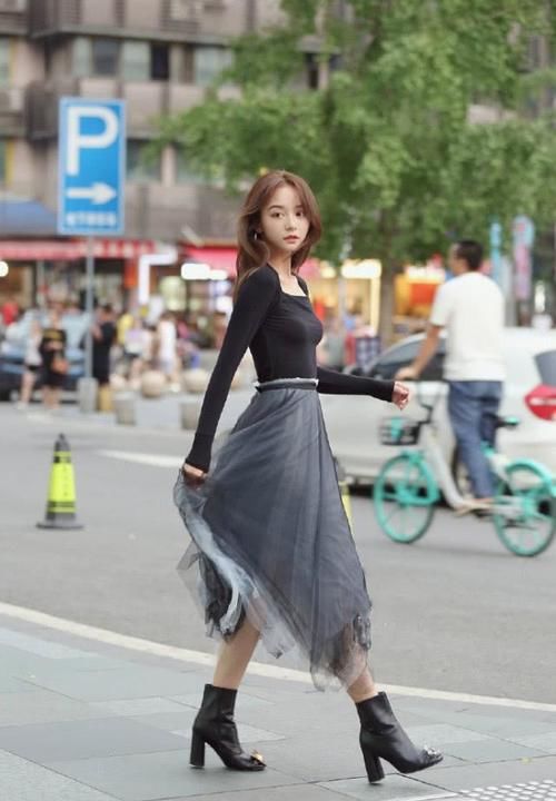  【个性】甜美笑容配个性灰色长摆裙 是个美美哒小仙女没错了