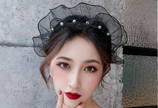  [把头发扎起]头发过于单调，看着不好看？那就快来尝试一下戴发带吧！