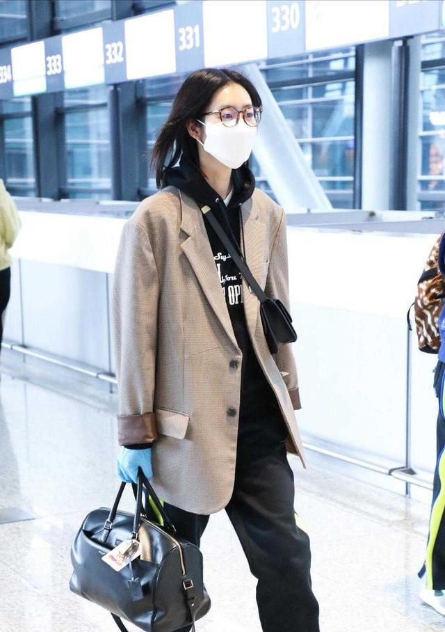  欧美：今夏流行简约大气欧美风穿搭,刘雯穿宽松衬衫配牛仔裙,亲自演绎