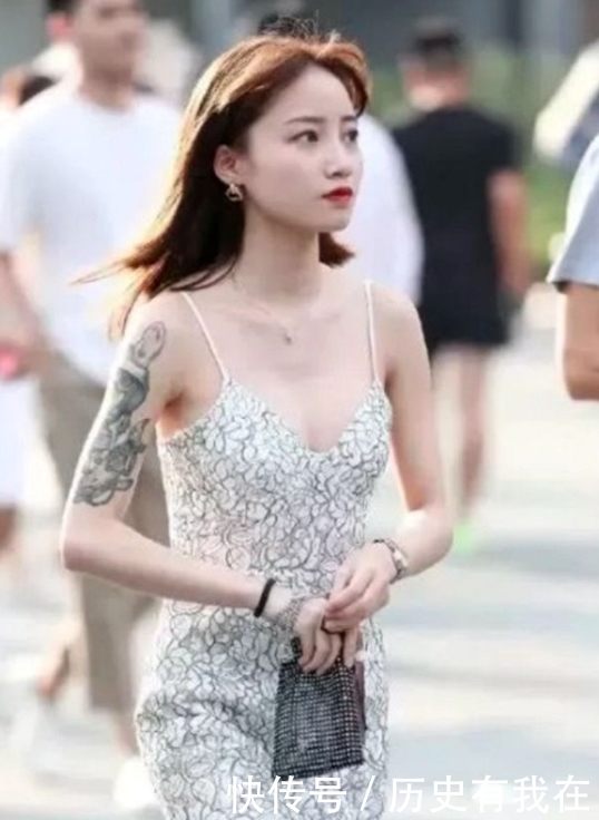  『显得身材』街拍：简单穿搭的时髦美女，搭配的好一样美，身材曼妙魅力十足