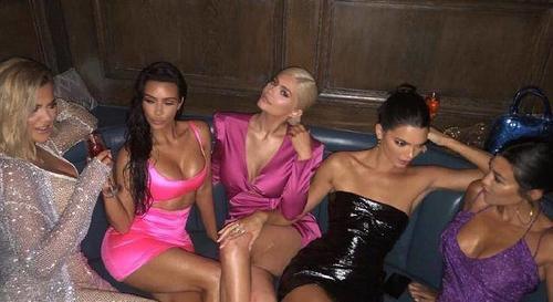 卡戴珊真省布料！衣服穿得紧还要剪掉一块，这时尚谁敢学？