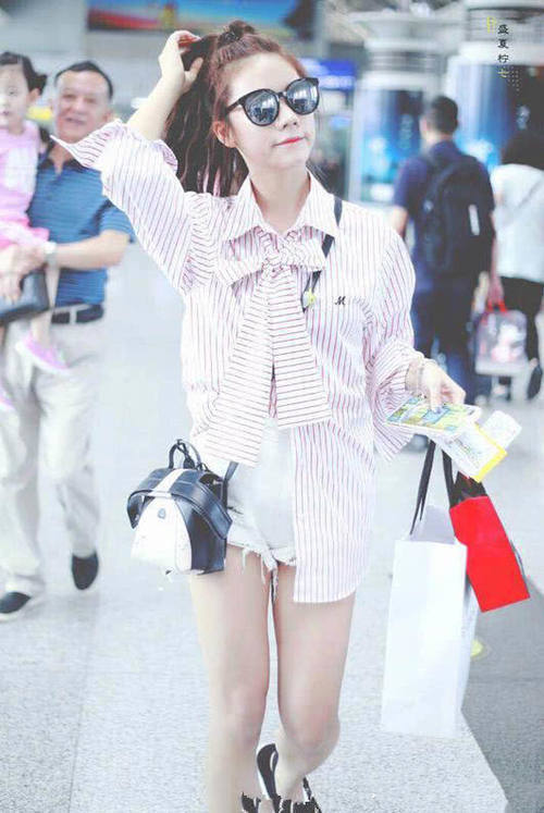 清新的衬衫造型,紫宁搭“狗啃式”短裤个性甜美,鞠婧祎仙气十足